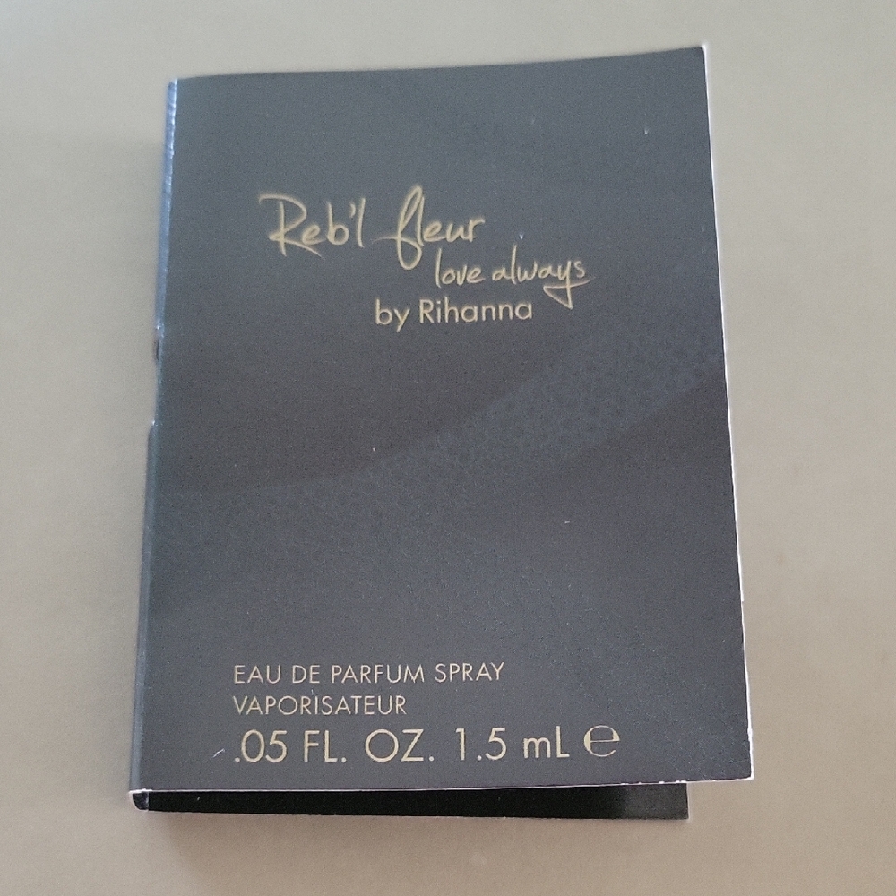 8 Rihanna Reb'l Fleur Love Always - Black & Gold Mini Spray